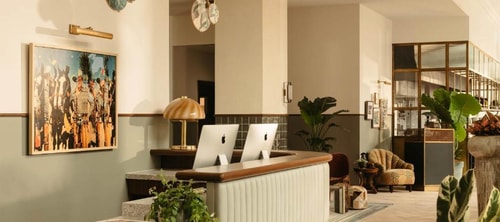 Cosy King Near Green Qween Weed Dispensary LA 7 Luxury Bookings