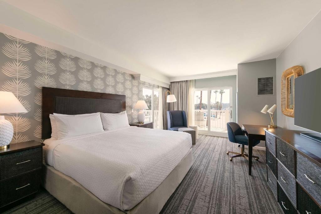 King Room with Near Marina del Rey Parking Lot LA Luxury Bookings