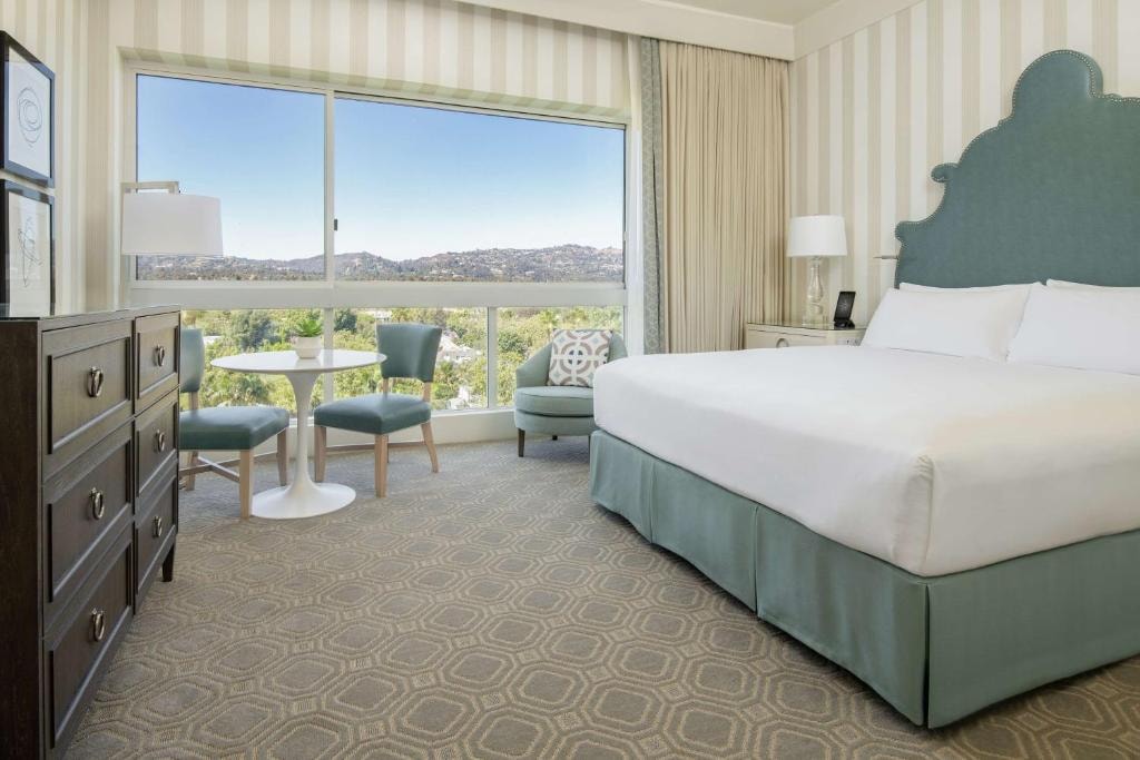 Deluxe King Room Near Circa 55 Restaurant LA Luxury Bookings