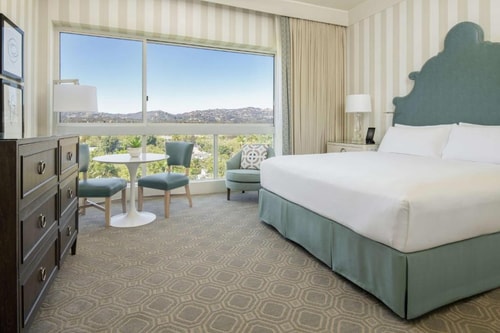 Deluxe King Room Near Circa 55 Restaurant LA Luxury Bookings