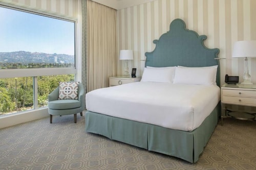 Deluxe King Room Near Circa 55 Restaurant LA 1 Luxury Bookings
