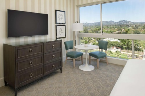 Deluxe King Room Near Circa 55 Restaurant LA 2 Luxury Bookings