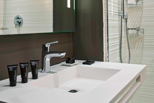 King Room Near King Starbucks MIA 3 Luxury Bookings