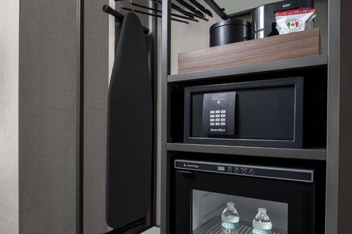 Guest Room Near Dadeland Mall MIA 1 Luxury Bookings