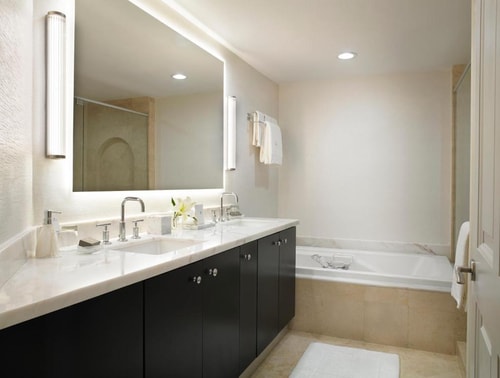 King Room Near Chase Bank MIA 1 Luxury Bookings