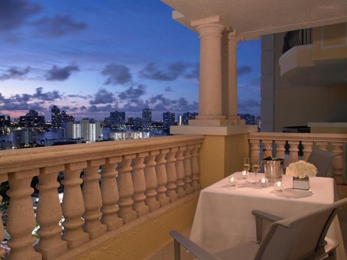 King Room Near Chase Bank MIA 5 Luxury Bookings