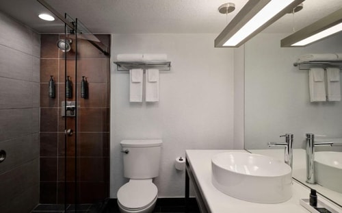 Guest room Near The Greenery Mall MIA 4 Luxury Bookings