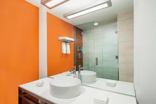 Guest room Near The Greenery Mall MIA 3 Luxury Bookings
