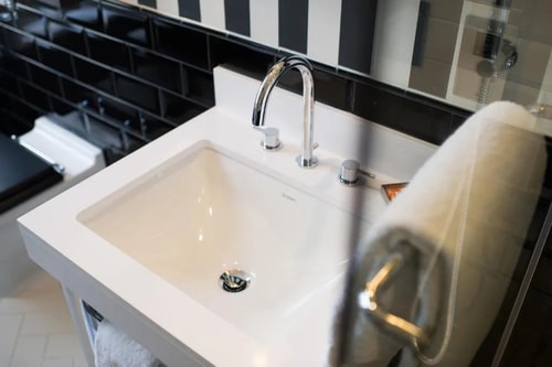 Small Double Room Near Simon Lau Centre LON 3 Luxury Bookings