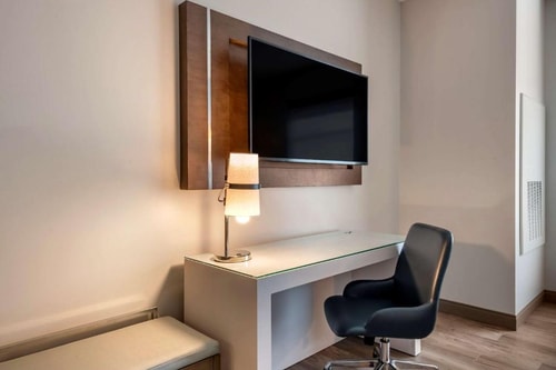 Standard King Room Near Lake Warren ORL 3 Luxury Bookings