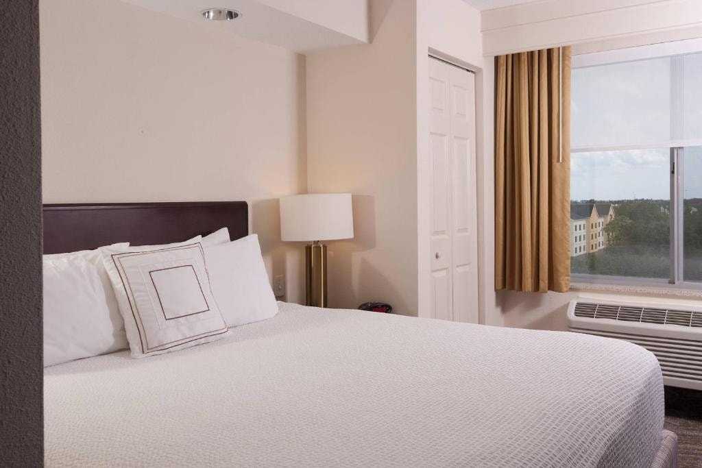 King Suite Near Airport Lakes Park ORL Luxury Bookings