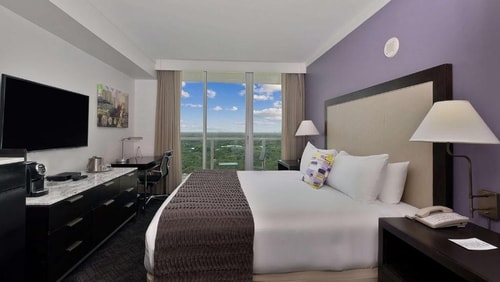 King Room Near Peacock Park MIA Luxury Bookings