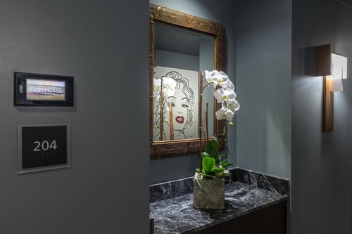 Executive King Room Near Fairfax High School LA 4 Luxury Bookings