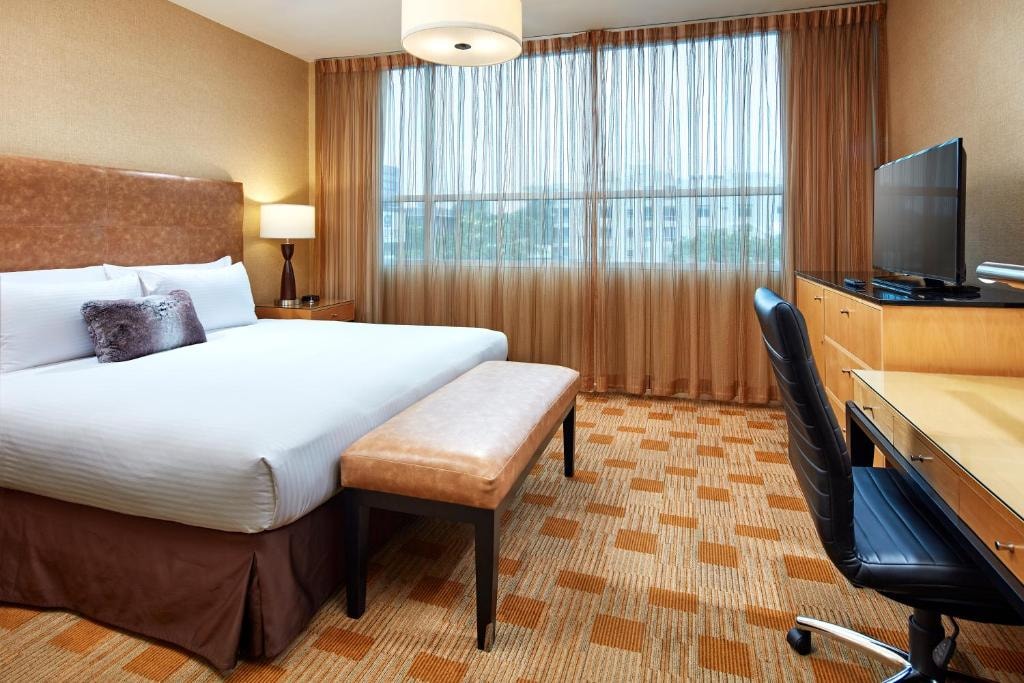Executive King Room Near Fairfax High School LA Luxury Bookings