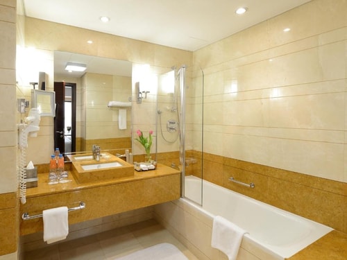 Deluxe Room Near Dubai Internet City Metro Ab 3 Luxury Bookings