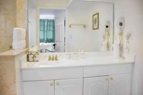 Deluxe Double Room Near Wet Willies MIA 7 Luxury Bookings