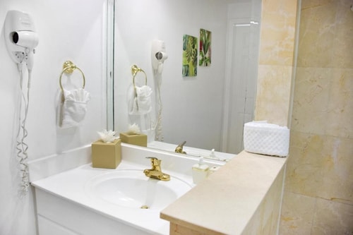 Deluxe Double Room Near Wet Willies MIA 8 Luxury Bookings