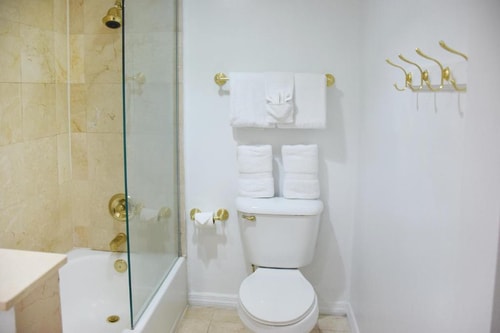 Deluxe Double Room Near Wet Willies MIA 9 Luxury Bookings