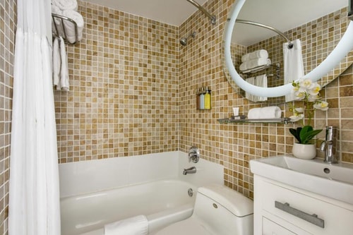 Deluxe Double Room Near Zeek Electric MIA 4 Luxury Bookings