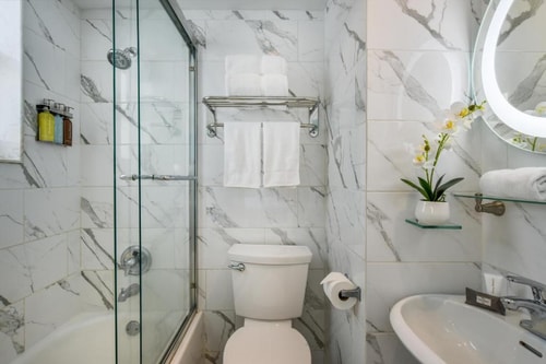 Deluxe Double Room Near Zeek Electric MIA 1 Luxury Bookings