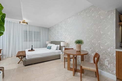 King Studio Near Meta Art 360 MIA 4 Luxury Bookings