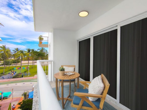 King Studio Near Meta Art 360 MIA 11 Luxury Bookings