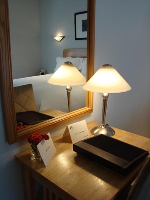 Queen Room Near Blusky Gallery MIA 2 Luxury Bookings