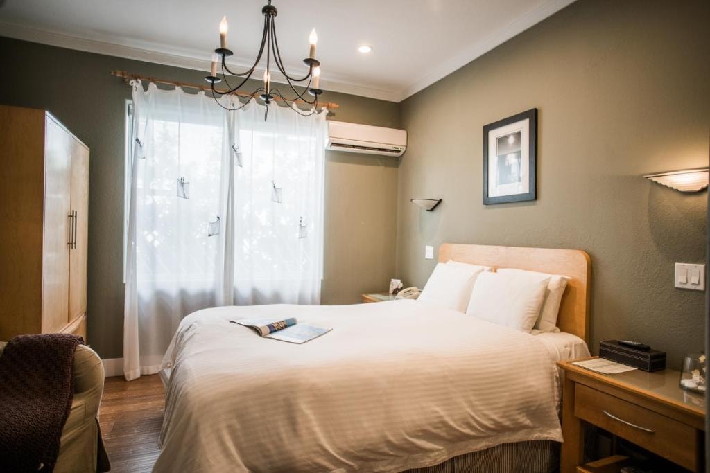 Queen Room Near Blusky Gallery MIA Luxury Bookings