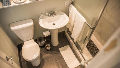 Queen Room Near Blusky Gallery MIA 4 Luxury Bookings