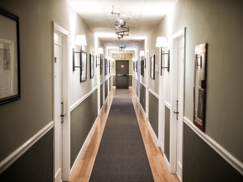 Queen Room Near Blusky Gallery MIA 5 Luxury Bookings