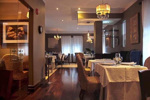 Queen Room Near Blusky Gallery MIA 11 Luxury Bookings