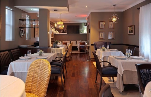 Queen Room Near Blusky Gallery MIA 12 Luxury Bookings