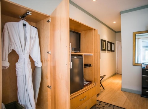 Queen Room Near Blusky Gallery MIA 3 Luxury Bookings