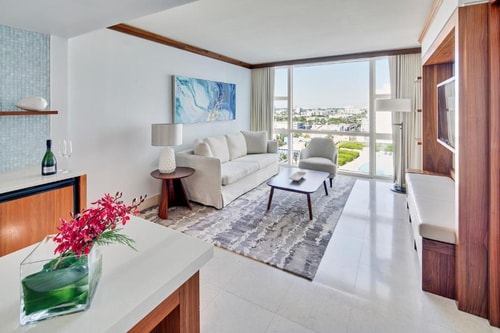 One Bedroom Apartment Near Starbucks MIA 3 Luxury Bookings