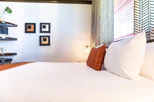 Queen Room Near Karma store MIA 2 Luxury Bookings