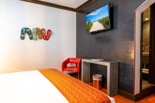 Queen Room Near Karma store MIA 3 Luxury Bookings