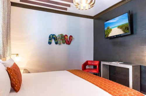 Queen Room Near Karma store MIA 4 Luxury Bookings