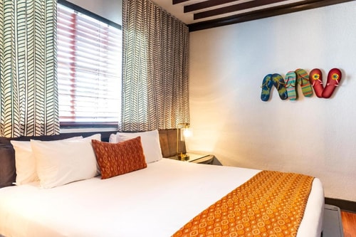 Queen Room Near Karma store MIA 1 Luxury Bookings