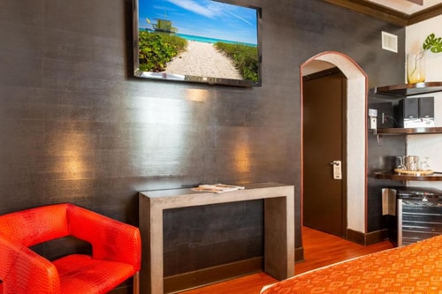 Queen Room Near Karma store MIA 6 Luxury Bookings