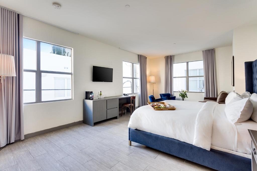 Deluxe King Near Lummus Park MIA Luxury Bookings