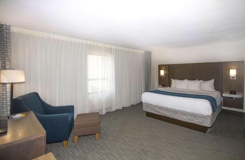 King Room Near James L Knight Center MIA 6 Luxury Bookings