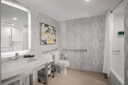 King Room Near Aventura Square MIA 4 Luxury Bookings