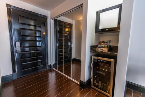 Queen Room Near Etuni Massage MIA 3 Luxury Bookings