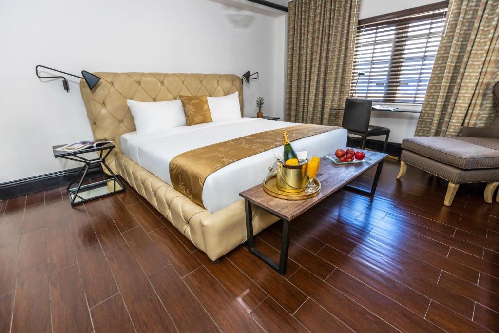 Queen Room Near Etuni Massage MIA Luxury Bookings