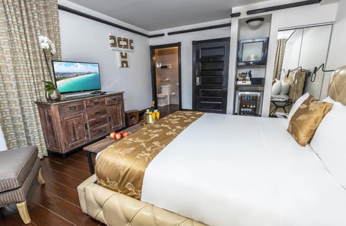 Queen Room Near Etuni Massage MIA 1 Luxury Bookings