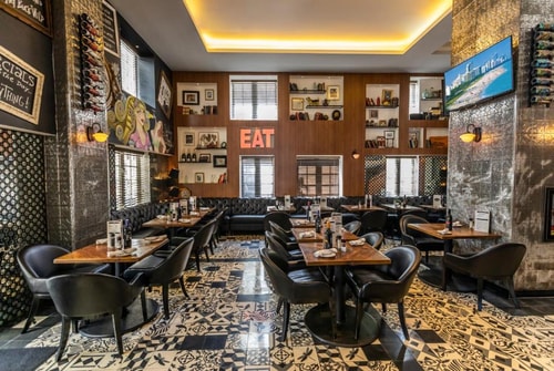 Queen Room Near Etuni Massage MIA 8 Luxury Bookings