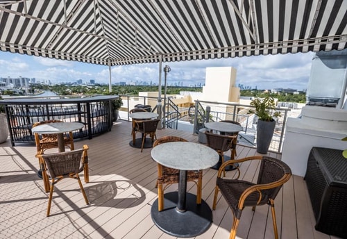 Queen Room Near Etuni Massage MIA 12 Luxury Bookings