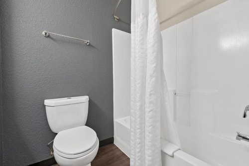 Queen Studio Near Honoly Carpet Installation MIA 8 Luxury Bookings