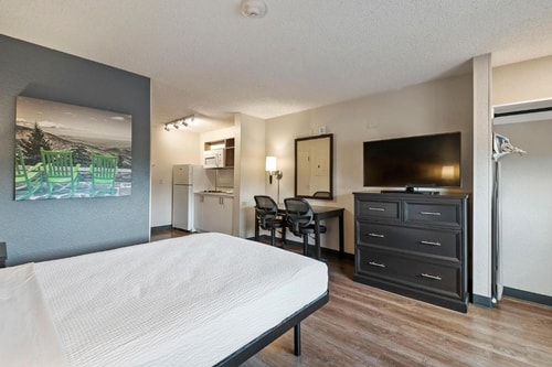 Queen Studio Near Honoly Carpet Installation MIA 5 Luxury Bookings