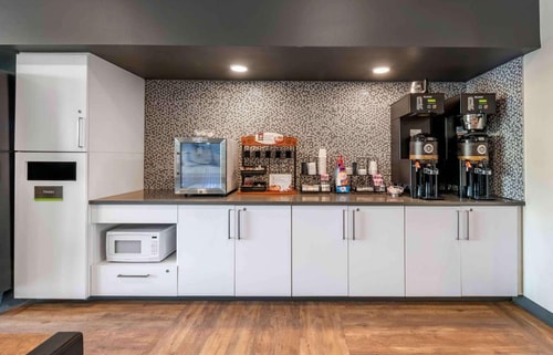 Queen Studio Near Honoly Carpet Installation MIA 14 Luxury Bookings